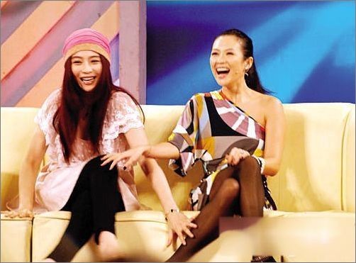 Chương Tử Di và Phạm Băng Băng trong một chương trình talk show trên truyền hình sau hợp tác chung trong bộ phim "Phi thường hoàn mỹ" năm 2009.